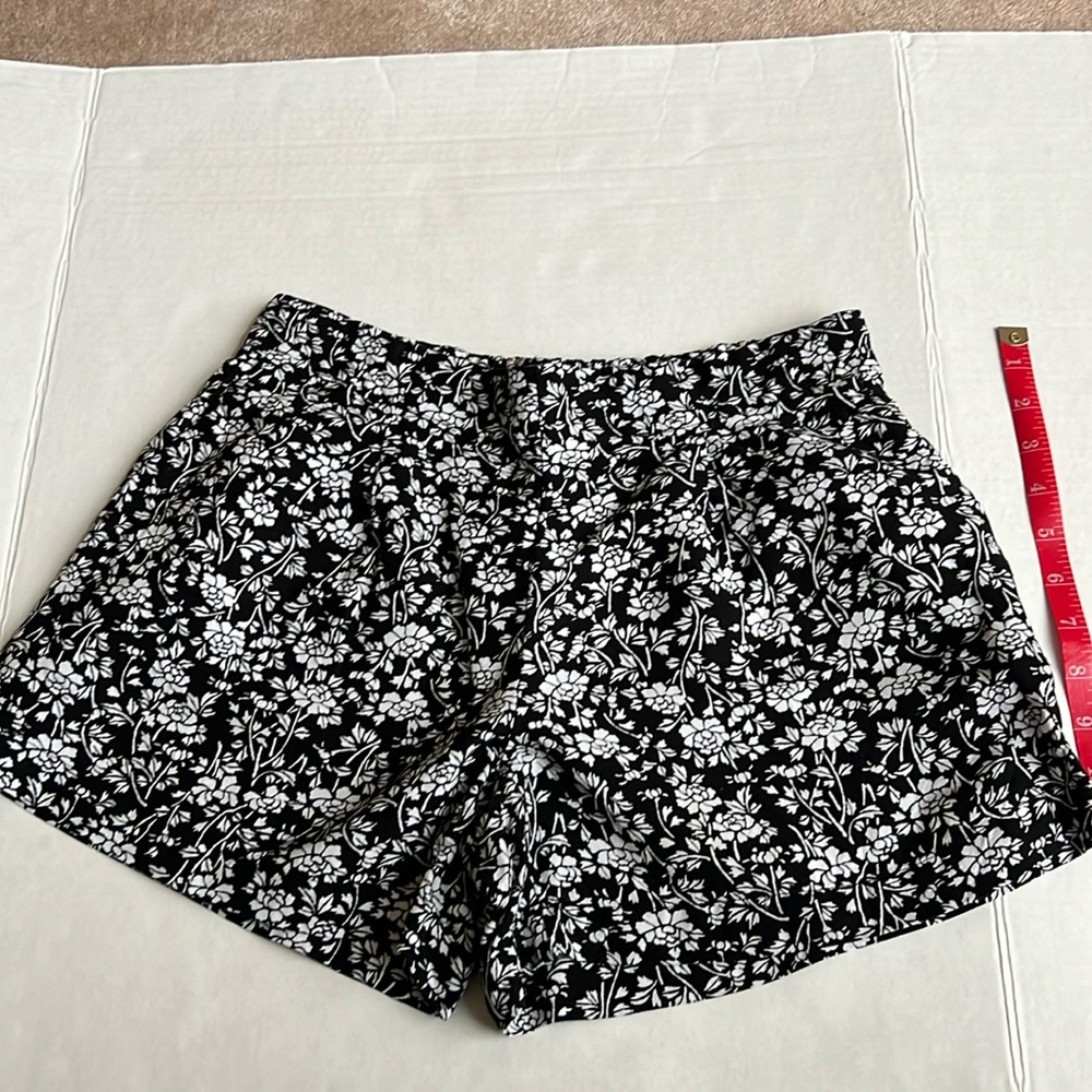 Loft Floral Pocket Shorts-EUC